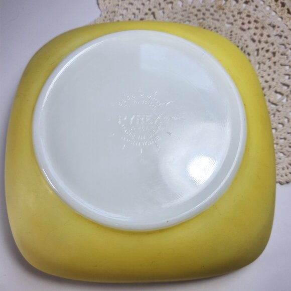 Pyrex Hostess Square Bowl Yellow Serving Dish Ovenware 2 1/2 Quart Vintage - Picture 8 of 11